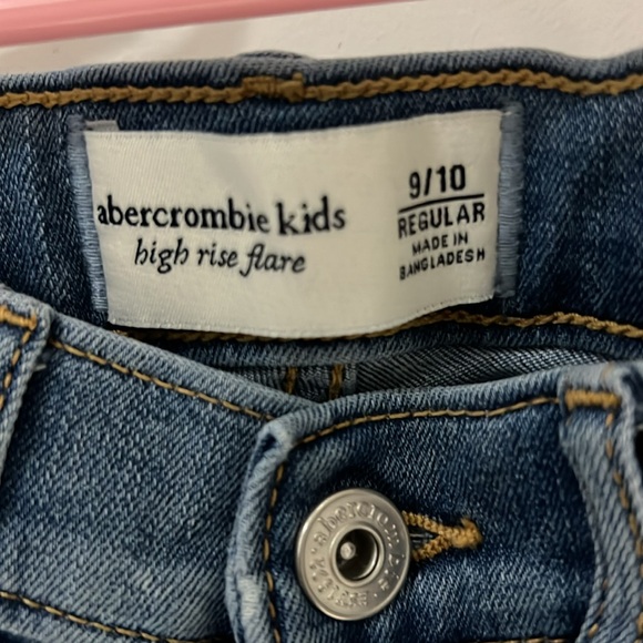 Abercrombie flared ripped jeans High-rise flare and regular length size 9/10. - Picture 5 of 5